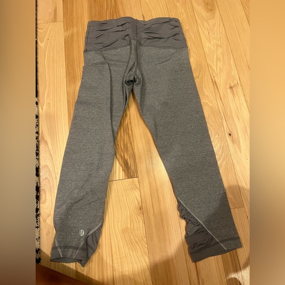 Lululemon Venus Gray Ruched Leg Crop Capris
Athletic Leggings - Size 4 - Picture 2 of 3